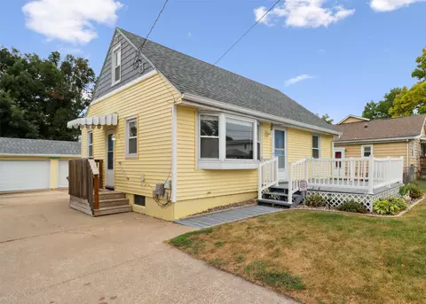 2322 E 39th St, Des Moines, IA 50317