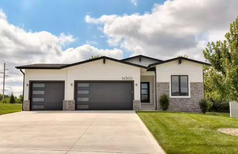 14300 Sutton Dr, Urbandale, IA 50323