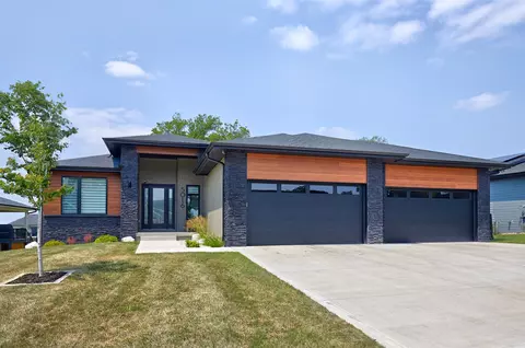 5016 150th St, Urbandale, IA 50323