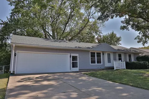 210 E 12th St, Pella, IA 50219