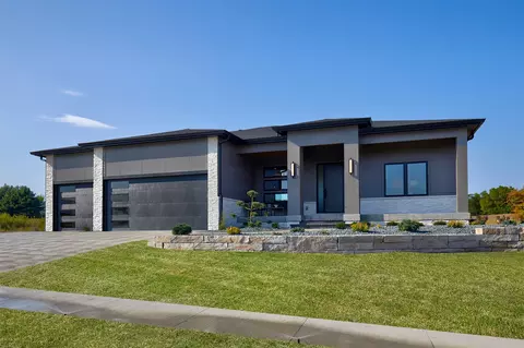 12025 Meadow Springs Dr, Johnston, IA 50131