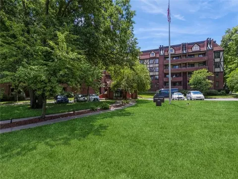 2880 Grand Ave #102, Des Moines, IA 50312