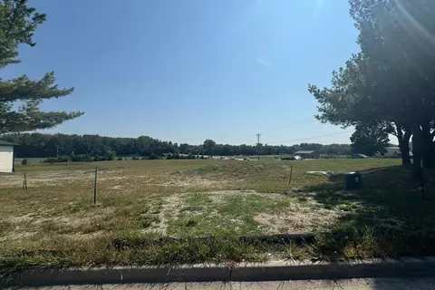 6621 River Bend Dr, Johnston, IA 50131