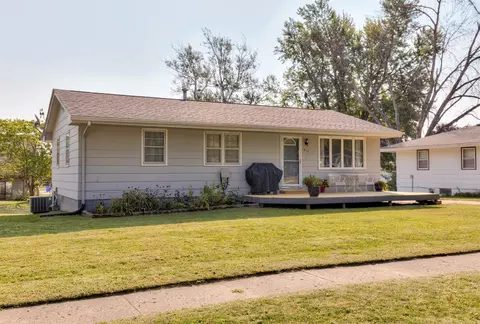 810 N 8th St, Indianola, IA 50125