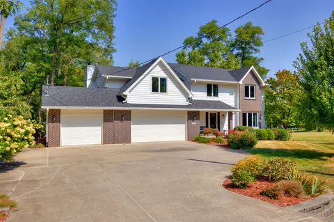 5395 NW 72nd Pl, Johnston, IA 50131