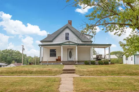 505 S 8th St, Chariton, IA 50049