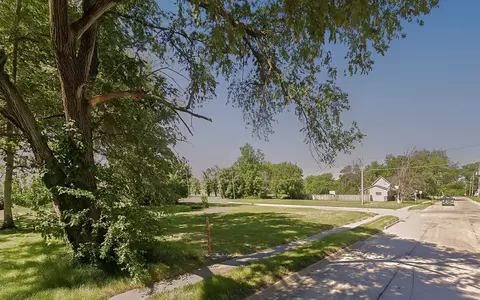 2551 Maury St, Des Moines, IA 50317