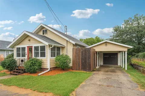 521 E 2nd St S, Newton, IA 50208