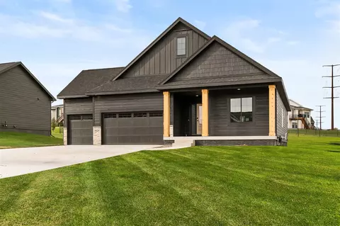 5624 163rd St, Urbandale, IA 50323
