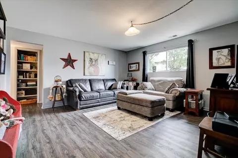 4200 62nd St #2, Urbandale, IA 50322