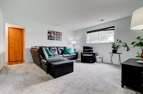 4213 62nd St #2, Urbandale, IA 50322