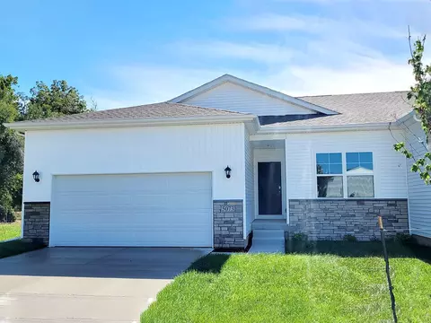 493 Kinley Dr, Waukee, IA 50263