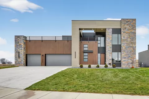 11957 Meadow Springs Dr, Johnston, IA 50131