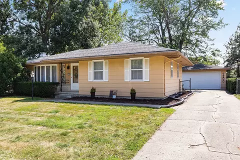 7200 Twana Dr, Urbandale, IA 50322