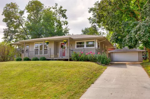 6214 Robin Dr, Des Moines, IA 50322