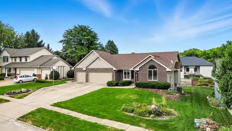 4529 91st St, Urbandale, IA 50322