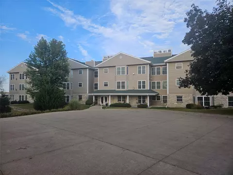 711 16th Ave #U204, Grinnell, IA 50112