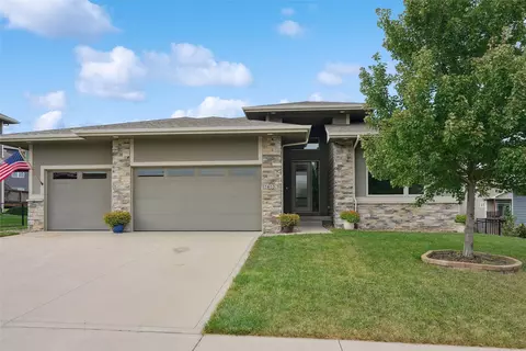 16107 Springbrook Trl, Urbandale, IA 50323
