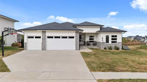 2600 Sunflower Dr, Waukee, IA 50263