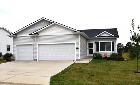 675 S 8th St, Carlisle, IA 50047