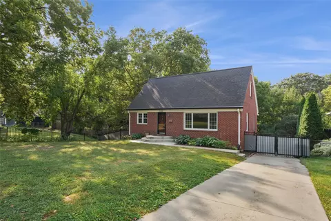 5120 Robertson Dr, Des Moines, IA 50312