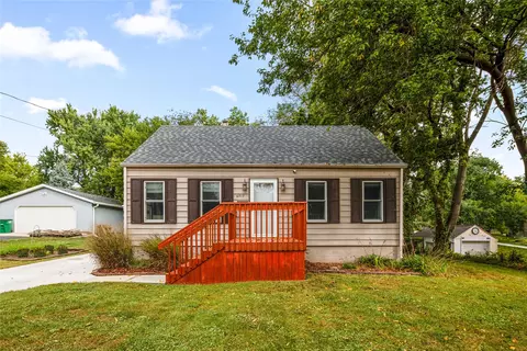 6717 Roseland Dr, Urbandale, IA 50322