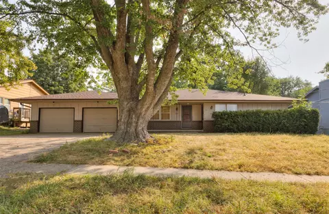 1515 NW 81st St, Clive, IA 50325