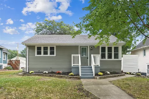 605 9th St, West Des Moines, IA 50265