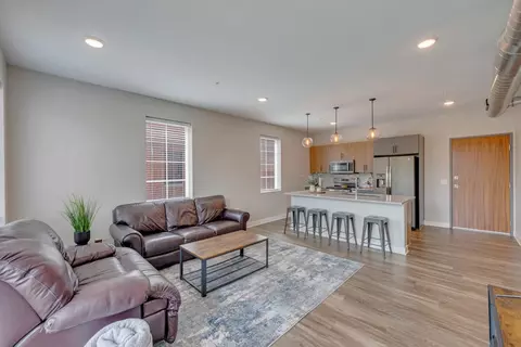 400 SW 7th St #201, Des Moines, IA 50309