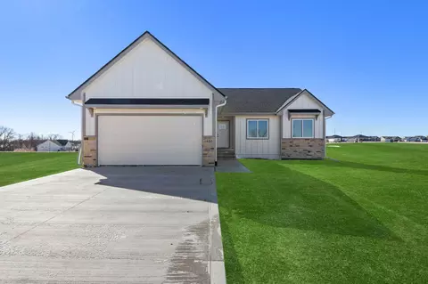 1620 Tiernan Trl, Stuart, IA 50250