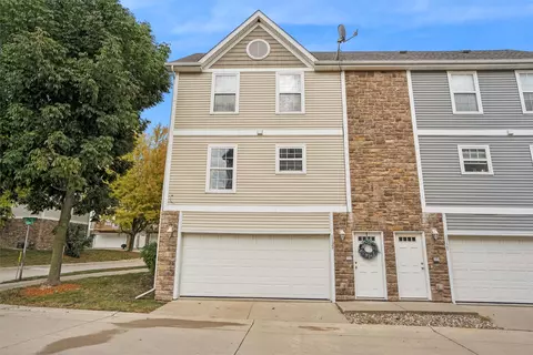 1129 Flagstone Ln, Pleasant Hill, IA 50327