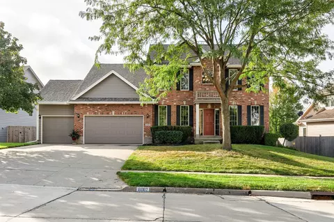 16002 Tanglewood Dr, Urbandale, IA 50323