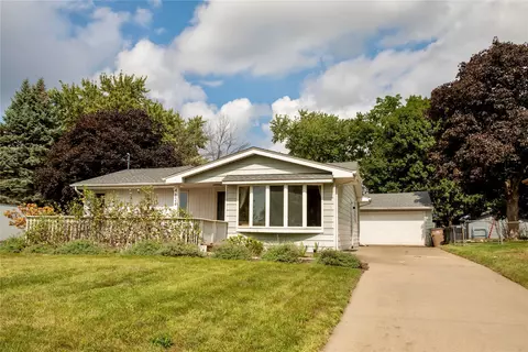 4824 Hillcrest Dr, Pleasant Hill, IA 50327