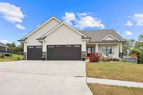 2960 Bos Ridge Rd, Pella, IA 50219