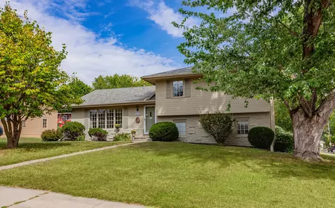8011 Northwest Dr, Clive, IA 50325