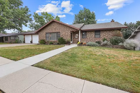 1326 E 7th St, Pella, IA 50219