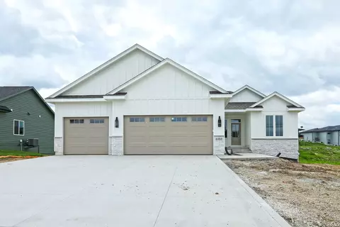2257 Green Leaf Cir, Norwalk, IA 50211