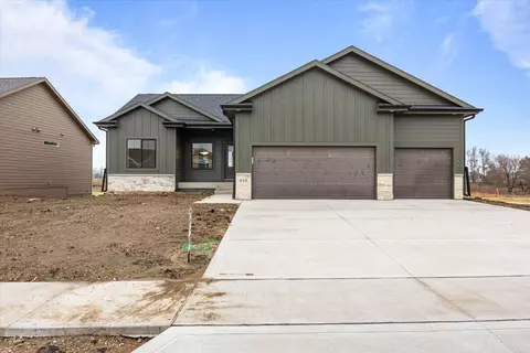 635 NW Rosemont Dr, Waukee, IA 50263