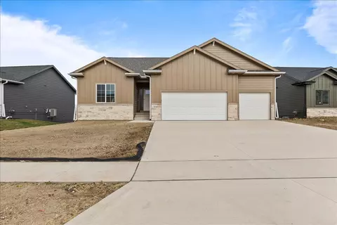 645 NW Rosemont Dr, Waukee, IA 50263
