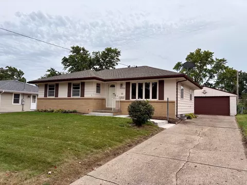 3300 Bel Aire Rd, Des Moines, IA 50310