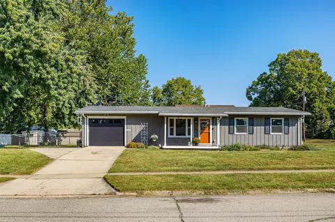 3900 Rolling Green Dr, Urbandale, IA 50322