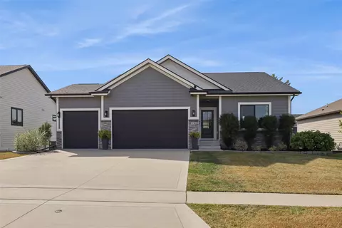 1716 NW Prairie Creek Dr, Grimes, IA 50111