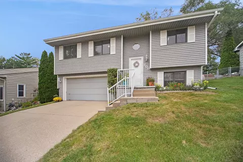 200 E Hughes Cir, Des Moines, IA 50315