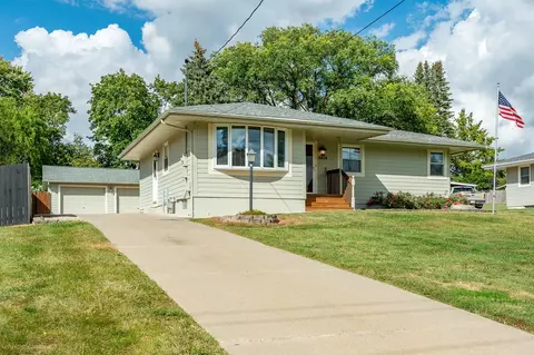 4804 Fairview Dr, Pleasant Hill, IA 50327