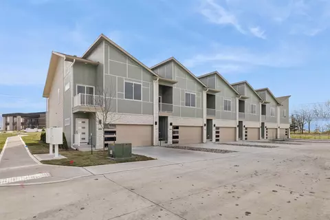 15554 Rocklyn Pl, Clive, IA 50325