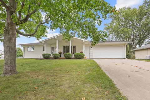 220 E 13th St, Pella, IA 50219