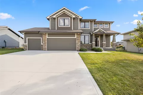 570 NE Brookshire Dr, Waukee, IA 50263