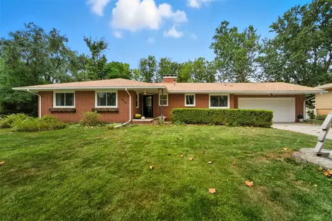 2904 92nd St, Urbandale, IA 50322