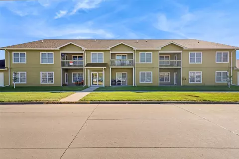 410 N 1st St #104, Indianola, IA 50125