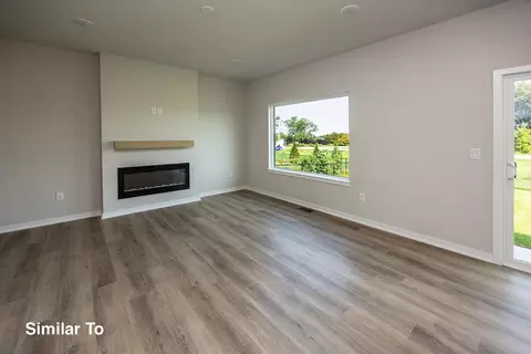 4392 Honey Bee Rdg, Des Moines, IA 50317